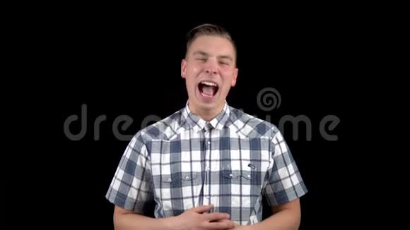 年轻人表现出笑声的情感一个男人穿着黑色背景的衬衫笑视频的预览图