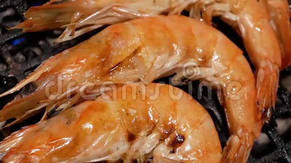 中餐厅燃气烤架烧虾运动视频的预览图