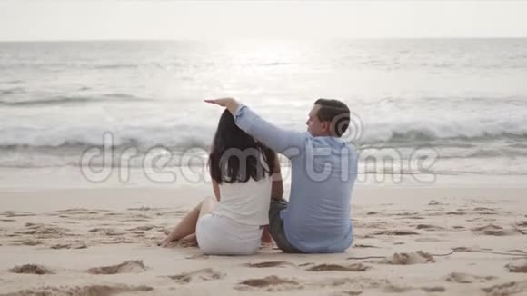 年轻恋人在美丽的海边拥抱视频的预览图