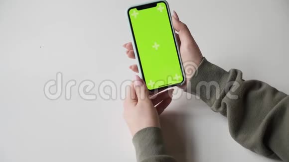手机带绿屏特写手机上的Chroma键视频的预览图