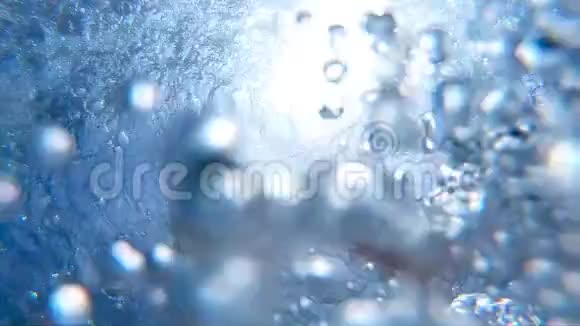 气泡飘至水面无数的小气泡在绿松石的纯净的海洋中升起温暖的阳光视频的预览图