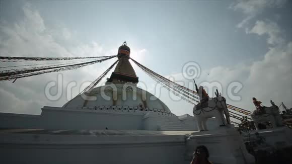 一座白色的尼泊尔寺庙有大象雕像雕像鸟儿在飞翔尼泊尔加德满都近景视频的预览图