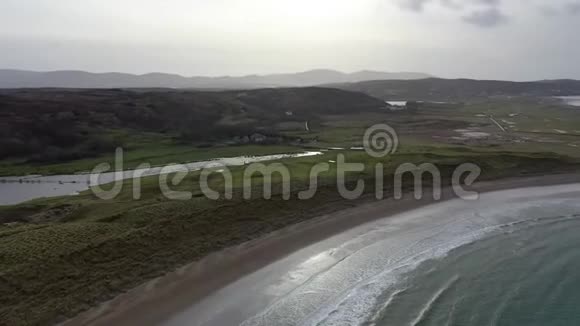 爱尔兰多尼格尔Portnoo县卡斯尔戈兰海滩的鸟瞰图视频的预览图