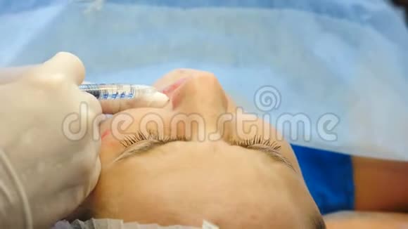女性医生美容师给嘴唇注射美和美容的概念上景4k视频的预览图