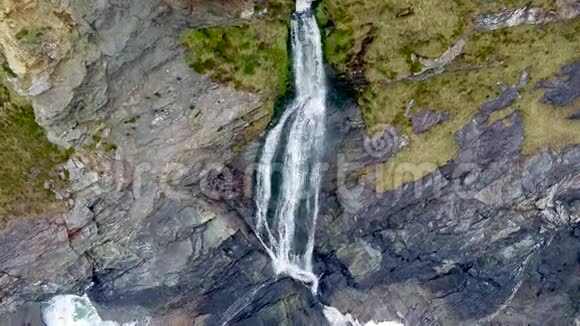 从飞机上可以看到美丽的瀑布在马林贝格的海岸在爱尔兰的多尼格尔县视频的预览图