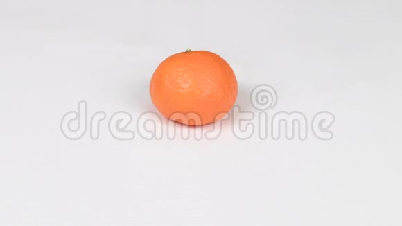 勺子打橘子白色背景下的健康食物视频的预览图