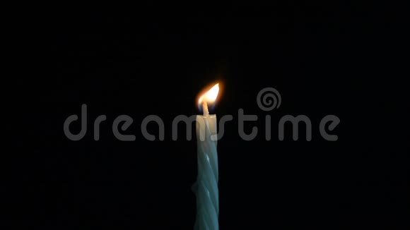 孤独的白色蜡烛在黑暗的背景上燃烧视频的预览图