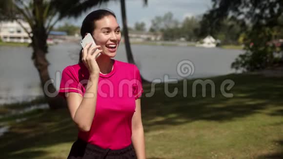 快乐活泼的女人在电话里说话视频的预览图