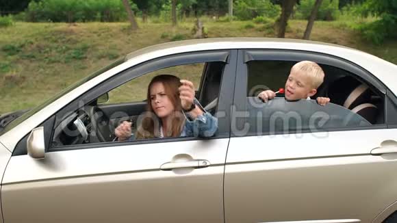快乐的妈妈和小朋友在车里听音乐跳舞视频的预览图