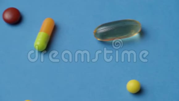 药片维他命药物欧米茄3鱼油凝胶胶囊药物和食品补充剂的背景视频的预览图