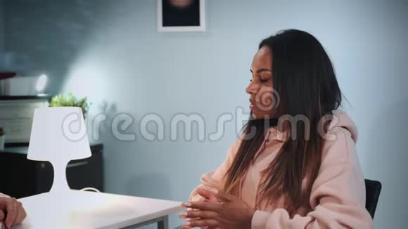 心理学家心理治疗课程漂亮的黑人妇女在感情上讲述她在私人生活中的问题视频的预览图