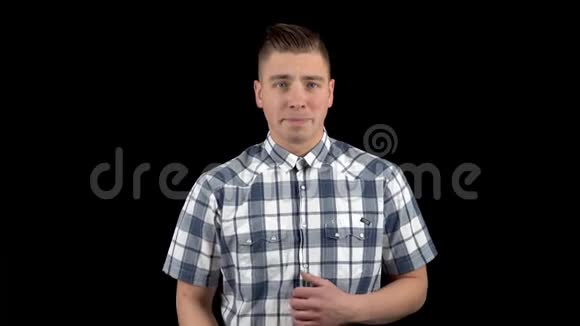 一个年轻人脸上流露出恐惧的情绪一个人会经历恐惧一个穿黑色背景衬衫的男人视频的预览图