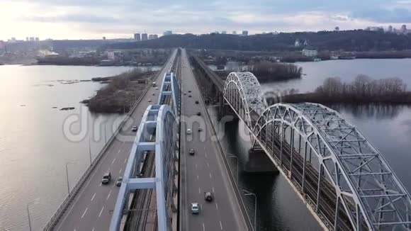 在没有雪的冬天在基辅达尼茨基大桥飞行视频的预览图