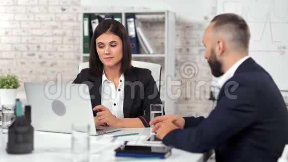 有魅力的女商人与男性员工交谈在现代办公室举行公司团队会议视频的预览图