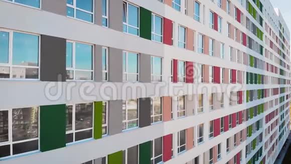 空中观景框架内是公寓楼的立面具有典型公寓的廉价多层住宅视频的预览图