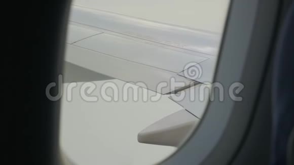飞机机翼特写视图视频的预览图