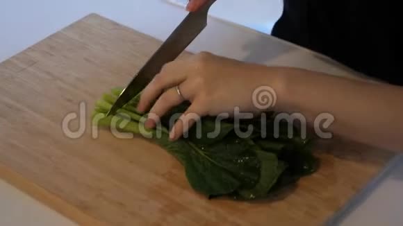 一个家庭主妇准备吃菠菜视频的预览图