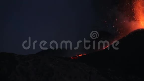 埃特纳熔岩流结束熔岩喷泉视频的预览图