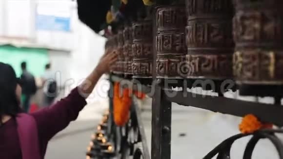 近景尼泊尔人民旋转祈祷轮尼泊尔加德满都手视频的预览图