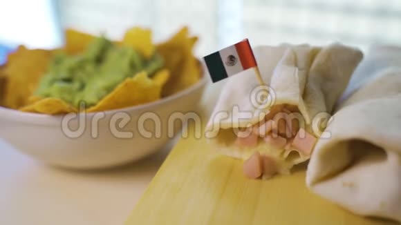 热的新鲜墨西哥卷饼与玉米片和鳄梨酱霜一起落下视频的预览图