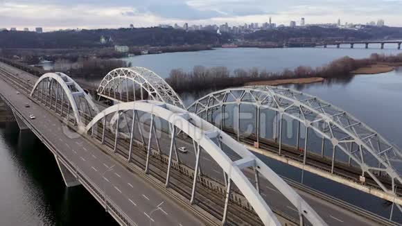 冬季通过基辅的Dnipro河俯瞰达尼茨基大桥视频的预览图