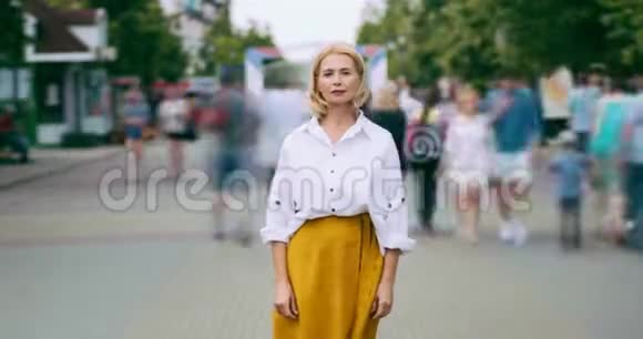 城市街道上一位面容严肃的美丽成熟女士的时光流逝画像视频的预览图