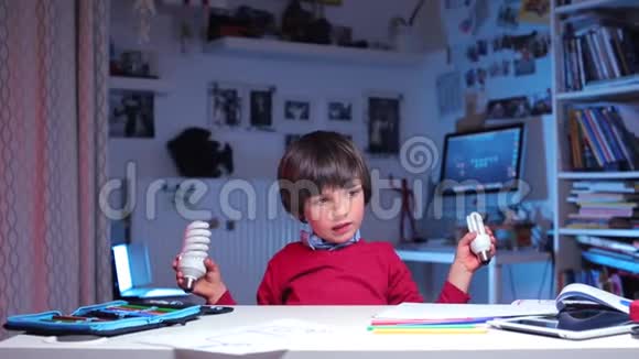 家庭教育过程中一个男孩玩灯泡视频的预览图