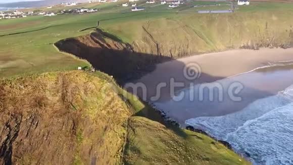 从飞机上可以看到美丽的海岸在马林贝格看在爱尔兰的多恩加尔县视频的预览图