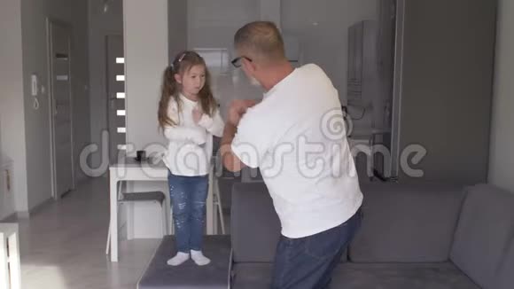 两代活跃有趣的人在客厅跳舞小女孩孙女享受时光视频的预览图