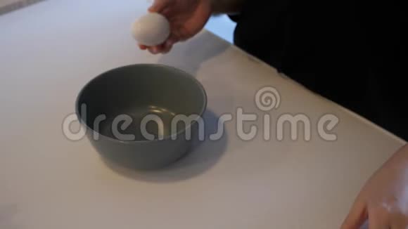 一个家庭主妇慢吞吞地砸鸡蛋视频的预览图
