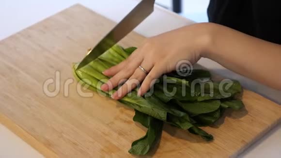 一个家庭主妇准备吃菠菜视频的预览图