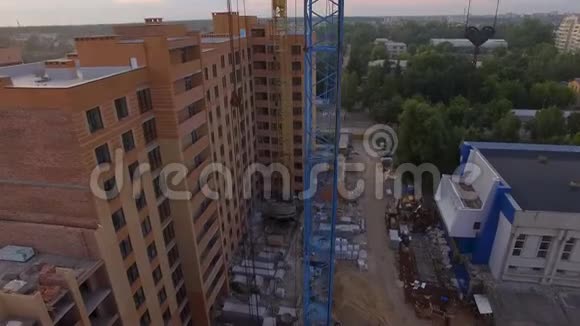 在郊区用吊车俯瞰建筑工地视频的预览图