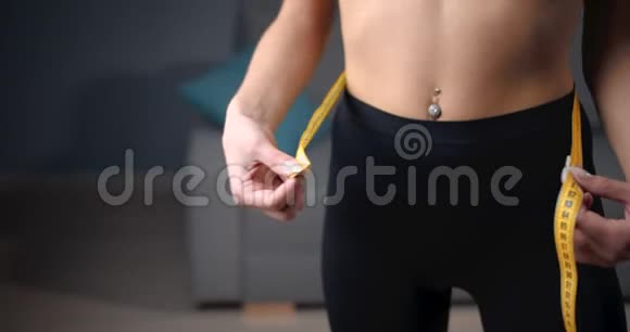 女人身材苗条用胶带测量腰部视频的预览图