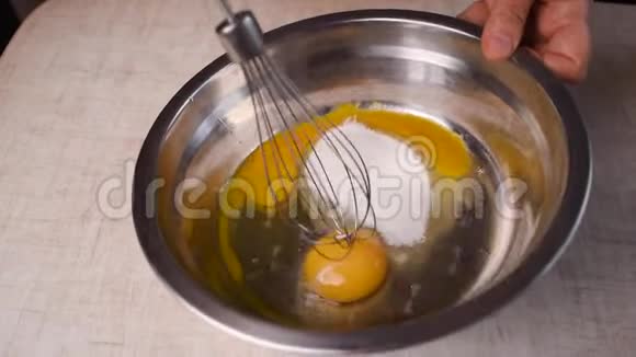 在玻璃碗里把鸡蛋和糖一起吹视频的预览图