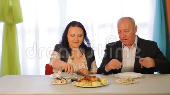 一个男人和一个女人在商务午餐期间吃午餐讨论商务问题视频的预览图
