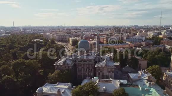 飞越美丽的圣彼得堡俄罗斯上空视频的预览图