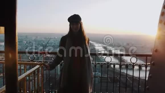 在巴黎埃菲尔铁塔上微笑的年轻快乐美丽的旅游妇女肖像日落天空全景慢镜头视频的预览图