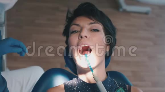 张开嘴的女孩牙科医生视频的预览图