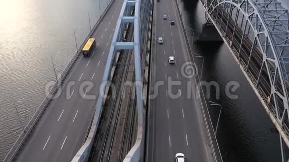 桥上的城市交通工业城市桥梁交通视频的预览图