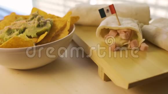 加入一个热的新鲜墨西哥卷饼和墨西哥玉米片加瓜氨酸奶油视频的预览图