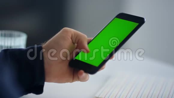 男性专业短信在绿色屏幕移动慢动作视频的预览图