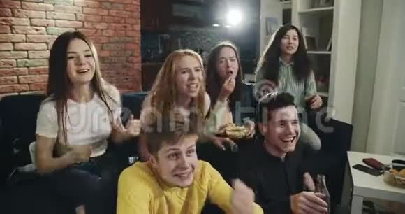 一群朋友在电视上享受足球范体育与友谊的内涵拍摄于索尼12位颜色视频的预览图