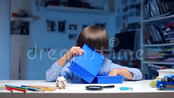 一个男孩在找东西从蓝色的盒子后面偷看食物视频的预览图