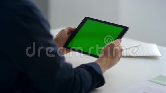 男人手拿着绿色屏幕的平板电脑男人在桨细胞上读信视频的预览图