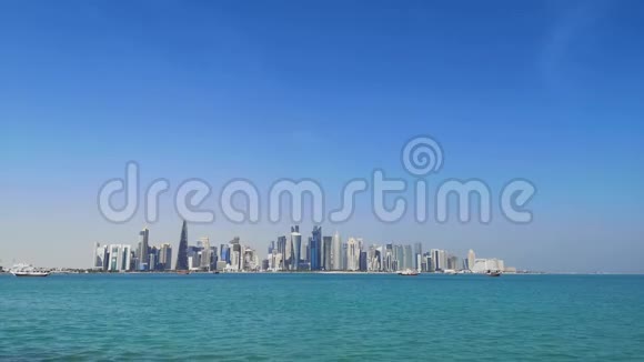 全景观多哈现代天际线卡塔尔晴天视频的预览图