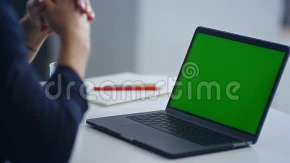 看不见的人看着绿色屏幕笔记本电脑商人工作笔记本视频的预览图