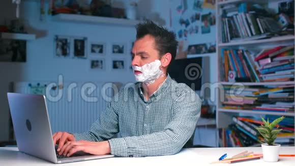 办公室职员脸上有泡沫在电脑前工作面带微笑视频的预览图