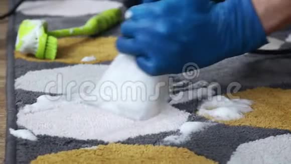 清洁服务门卫人员戴手套统一真空清洁地毯配备专业设备剥落的斑点视频的预览图