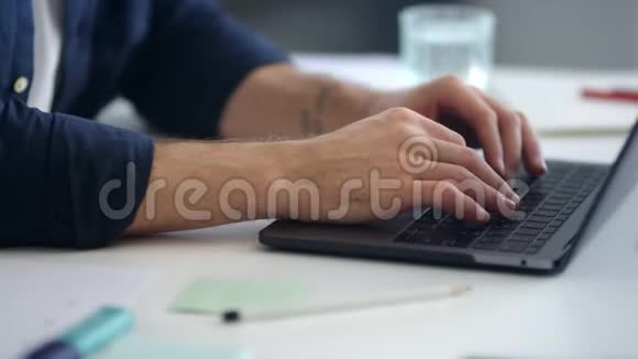 关闭人手工作笔记本电脑男性专业打字计算机视频的预览图