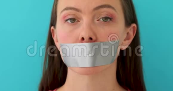 女人从嘴里取出胶带视频的预览图